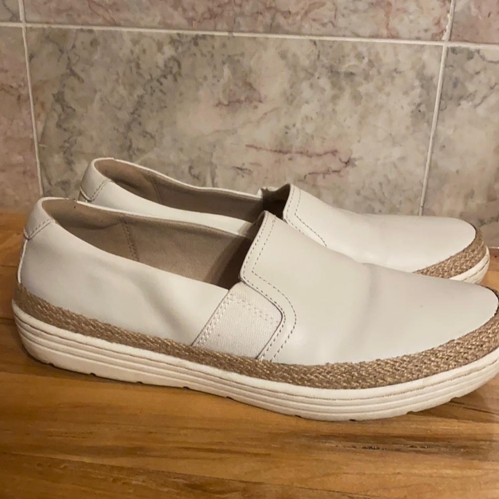 Clarks size 8.5 women’s white leather boat shoes